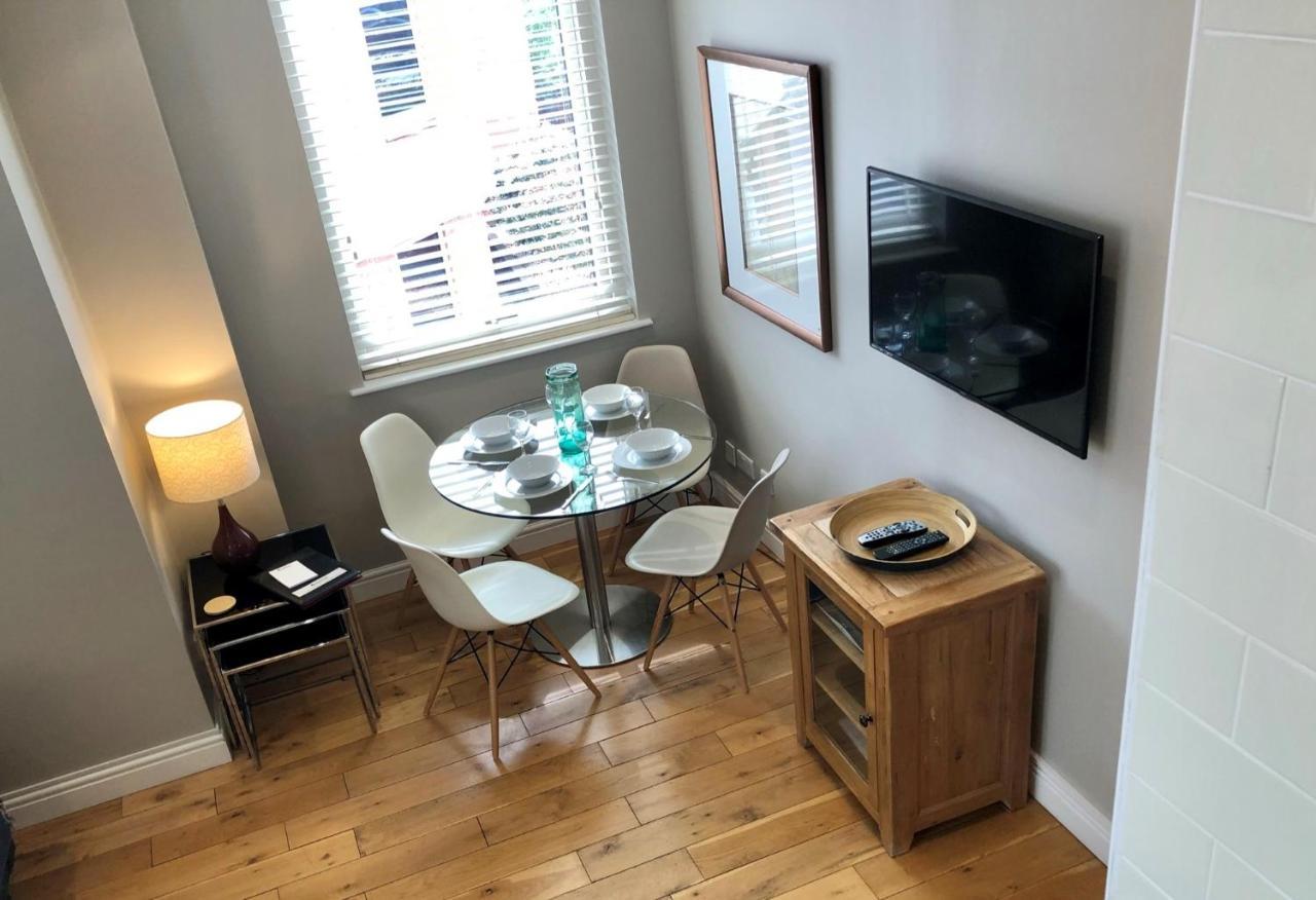 The Courtyard 2 Bedroom Apartments In Central Windsor With Parking エクステリア 写真