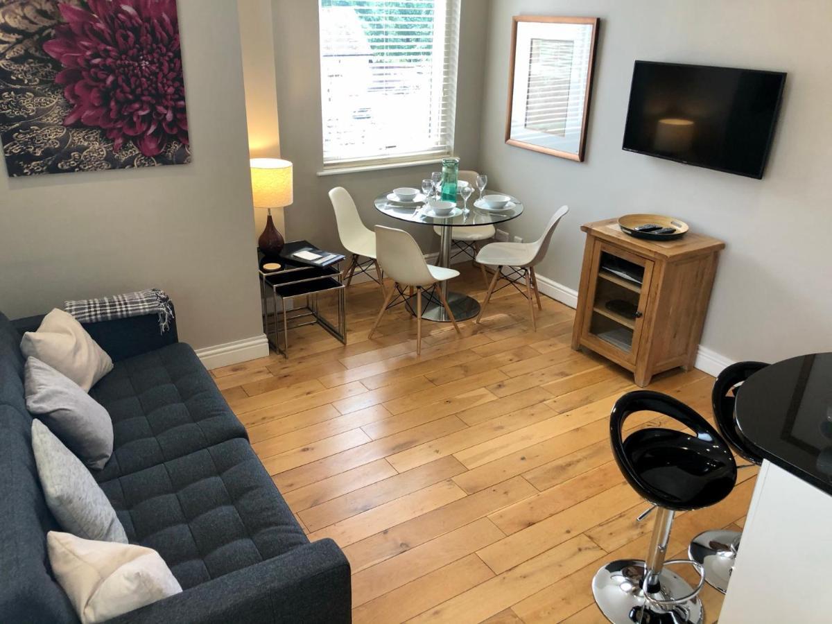 The Courtyard 2 Bedroom Apartments In Central Windsor With Parking エクステリア 写真