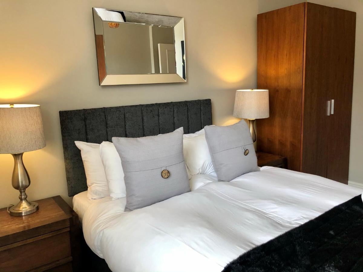 The Courtyard 2 Bedroom Apartments In Central Windsor With Parking エクステリア 写真