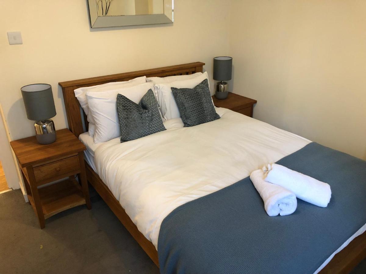 The Courtyard 2 Bedroom Apartments In Central Windsor With Parking エクステリア 写真