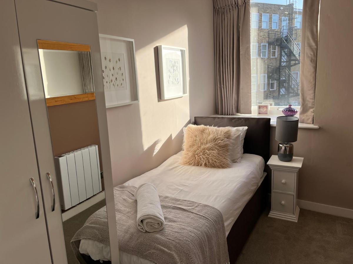 The Courtyard 2 Bedroom Apartments In Central Windsor With Parking エクステリア 写真