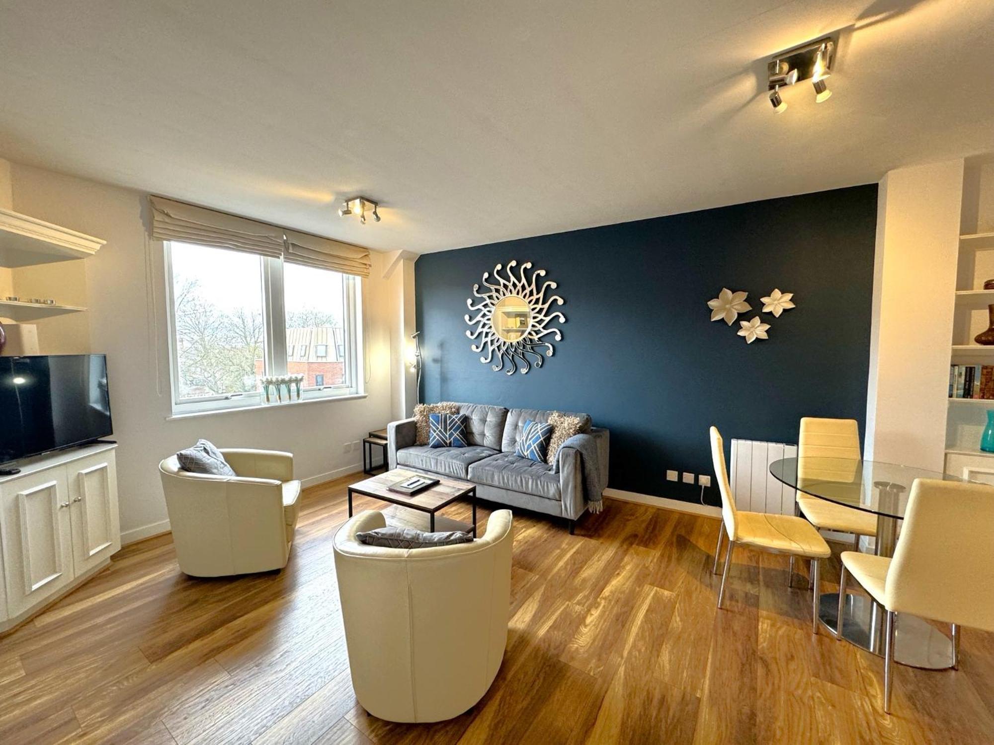 The Courtyard 2 Bedroom Apartments In Central Windsor With Parking エクステリア 写真