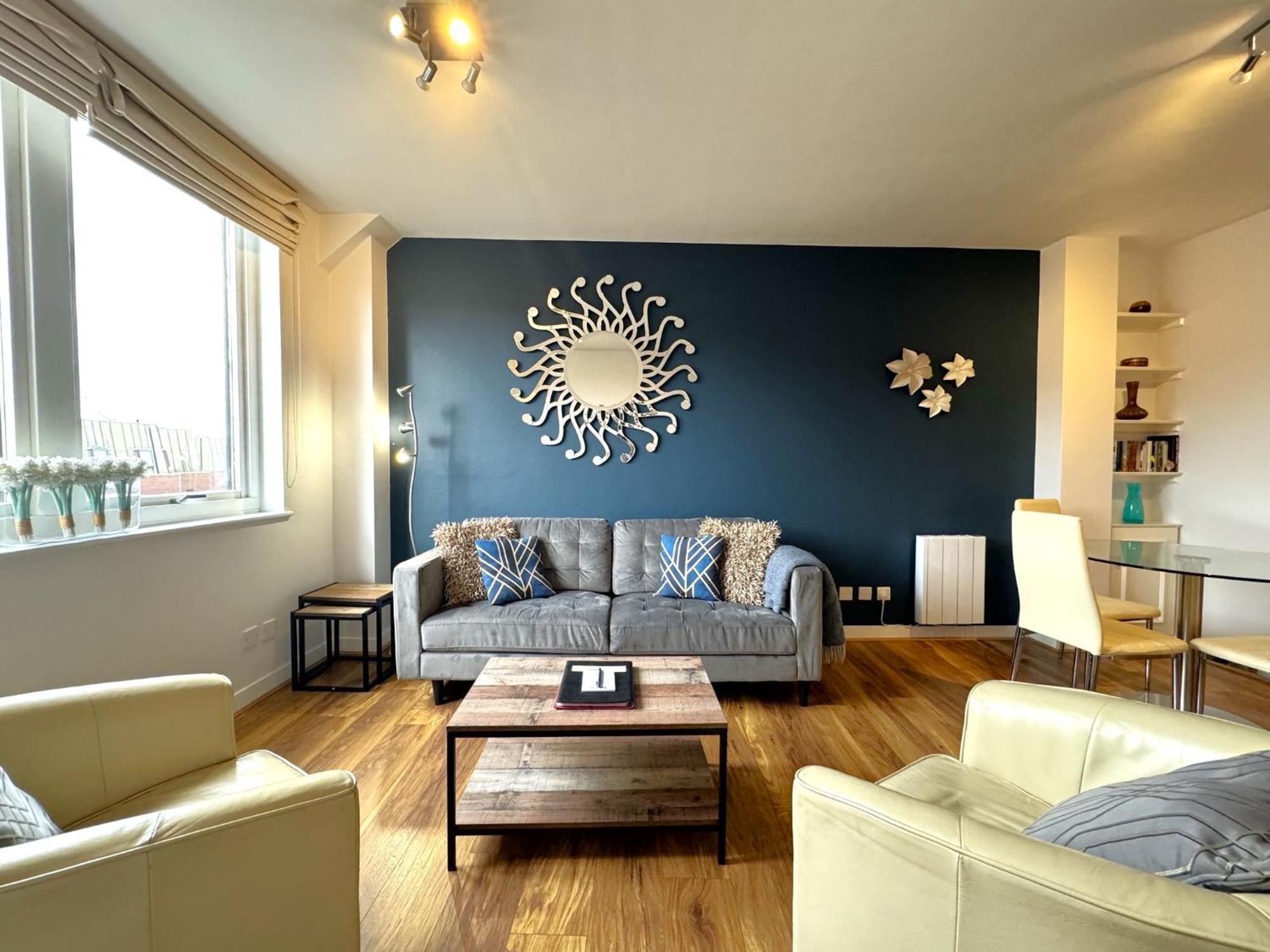 The Courtyard 2 Bedroom Apartments In Central Windsor With Parking エクステリア 写真