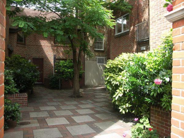 The Courtyard 2 Bedroom Apartments In Central Windsor With Parking エクステリア 写真
