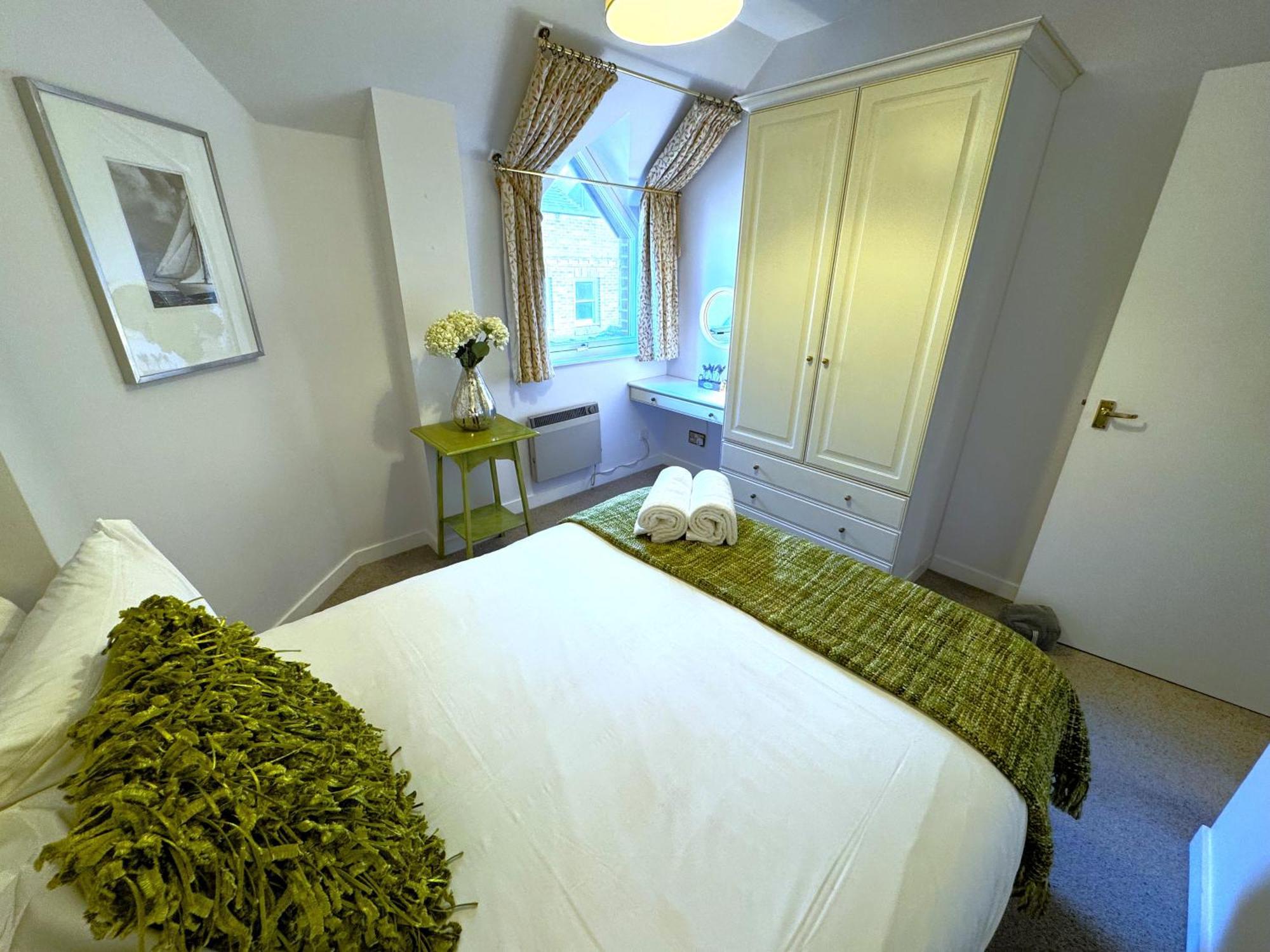 The Courtyard 2 Bedroom Apartments In Central Windsor With Parking エクステリア 写真