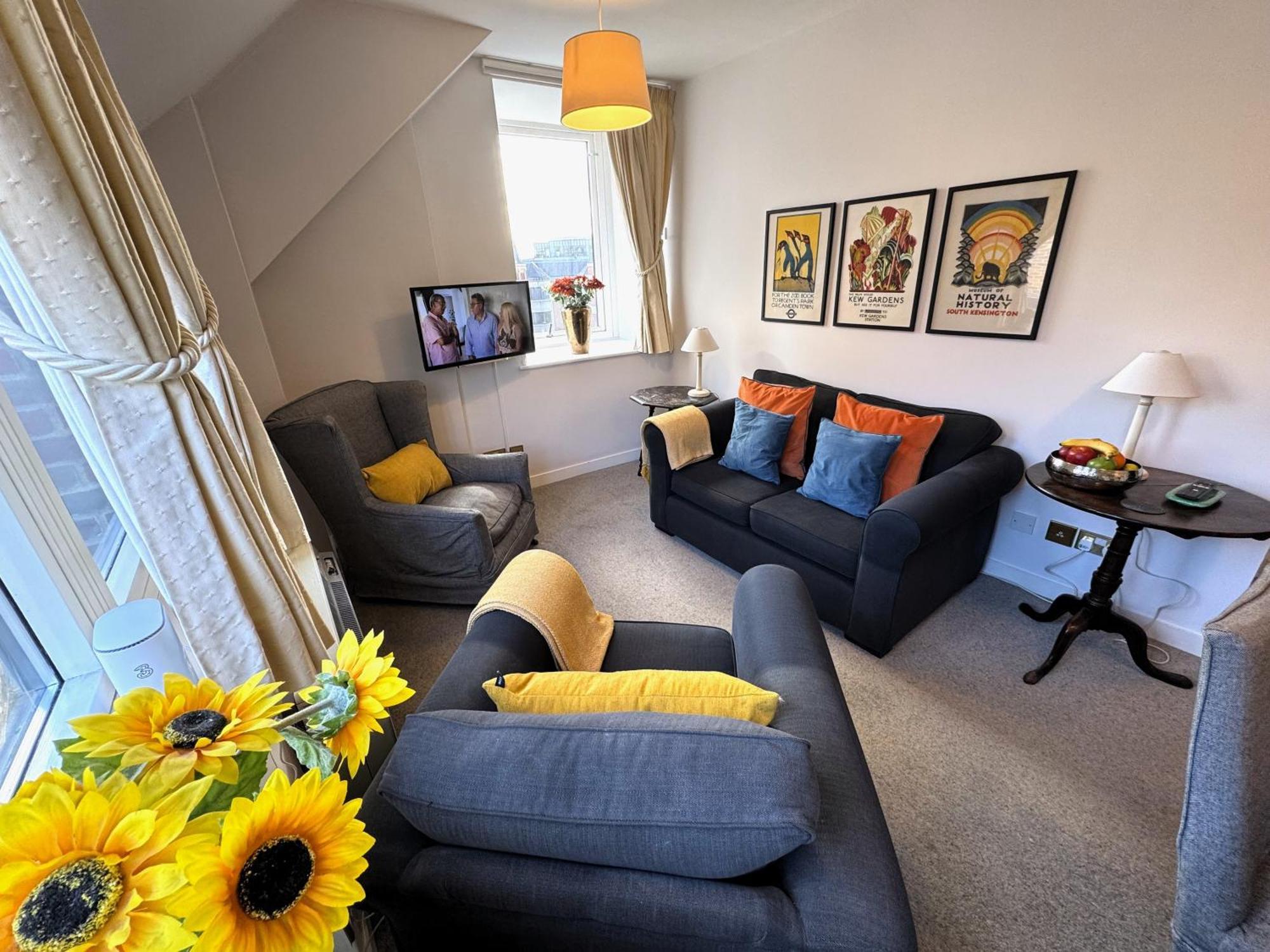 The Courtyard 2 Bedroom Apartments In Central Windsor With Parking エクステリア 写真
