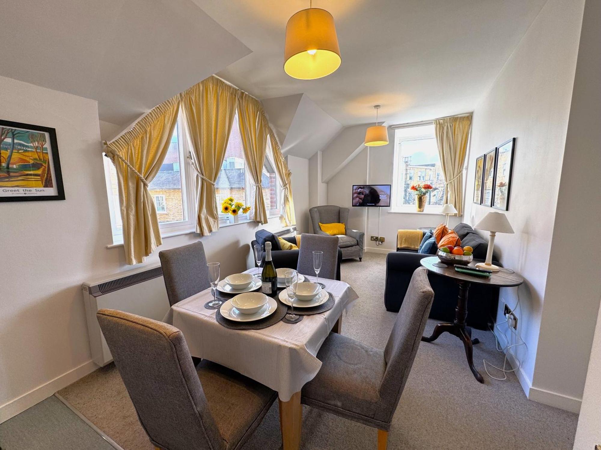 The Courtyard 2 Bedroom Apartments In Central Windsor With Parking エクステリア 写真