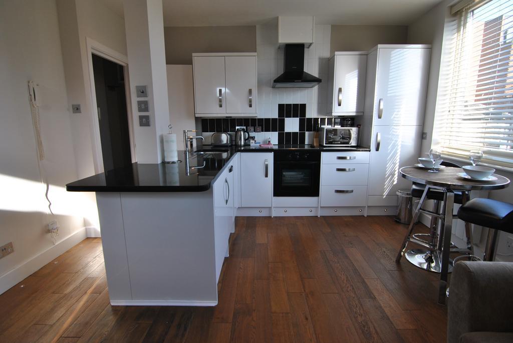 The Courtyard 2 Bedroom Apartments In Central Windsor With Parking エクステリア 写真