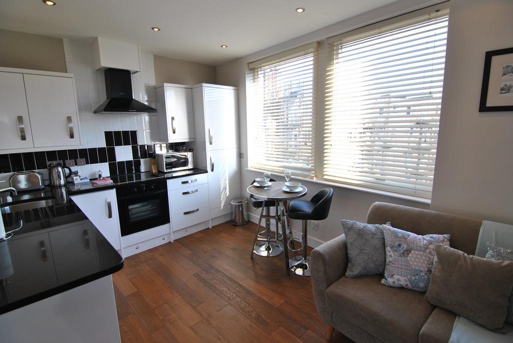 The Courtyard 2 Bedroom Apartments In Central Windsor With Parking エクステリア 写真