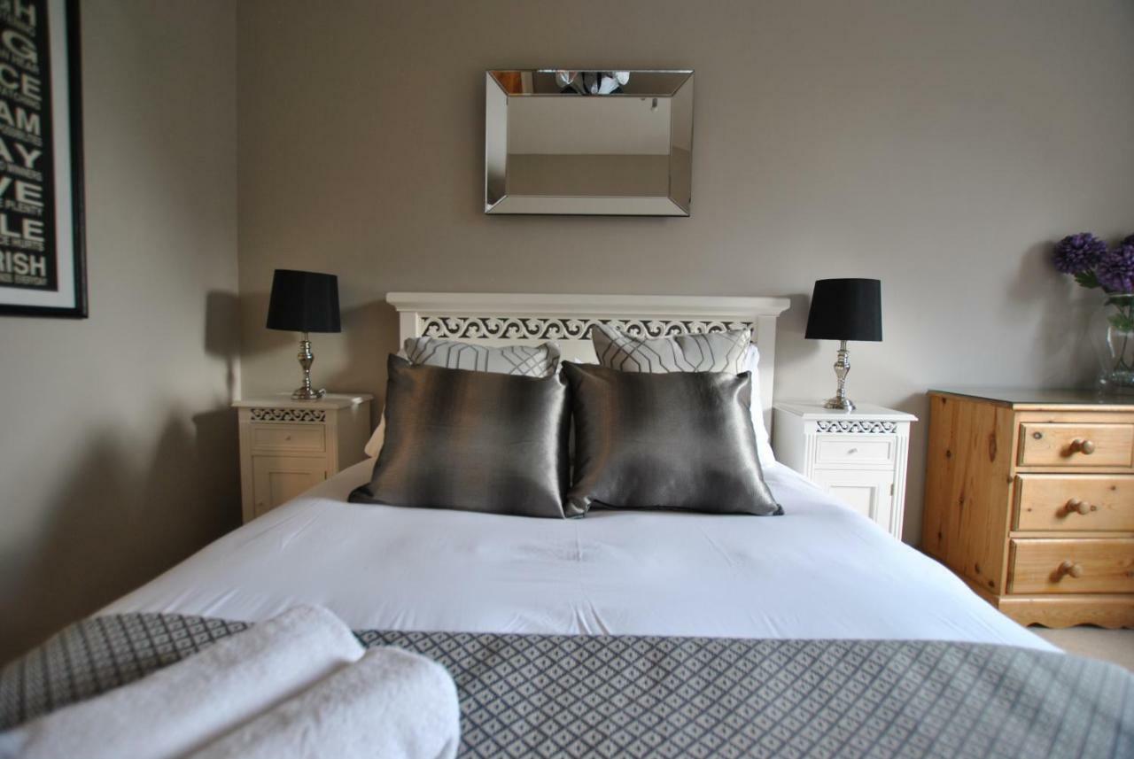 The Courtyard 2 Bedroom Apartments In Central Windsor With Parking エクステリア 写真